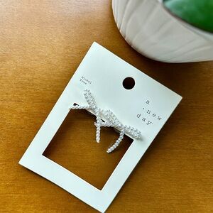 NWT a new day White Pearl Bow Earrings